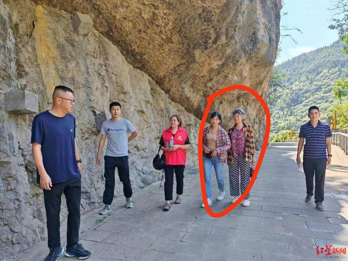 ▲邵女士和母亲在广元寻亲途中