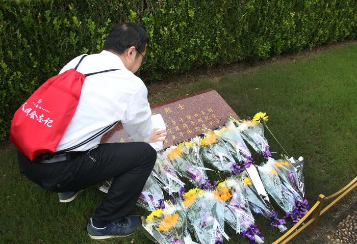 第十个“烈士纪念日”到来之际，“人民不会忘记”主题祭扫活动在龙华烈士陵园举行