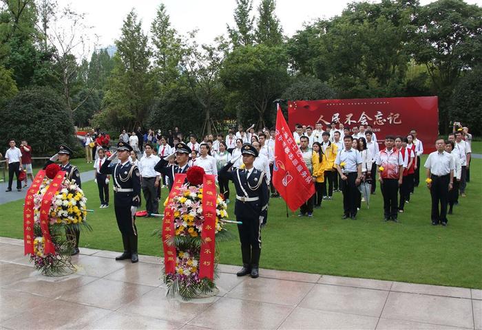 第十个“烈士纪念日”到来之际，“人民不会忘记”主题祭扫活动在龙华烈士陵园举行