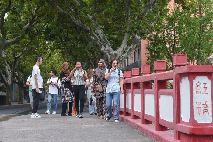 “新‘曹’流CityWalk”走起！外国留学生来到这个工人新村，“做一天上海人”