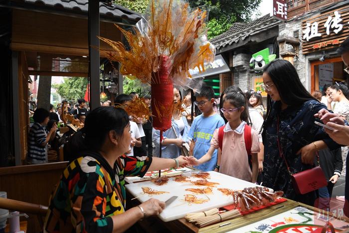 C视频：国庆长假 快到成都宽窄巷子走一遭