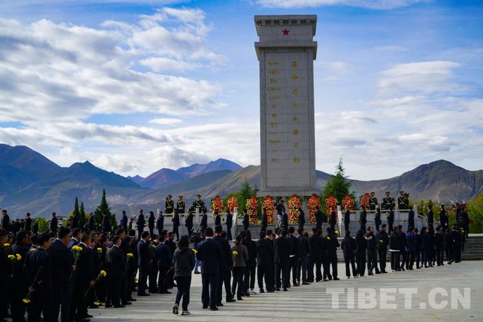 铭记英雄先烈 赓续红色精神 西藏自治区举行烈士纪念日向烈士敬献花篮仪式