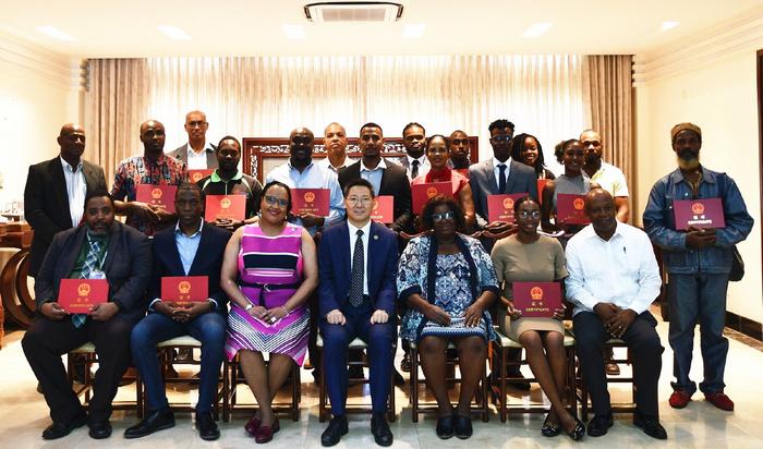 驻牙买加大使陈道江出席援牙人力资源开发合作双边培训班结业证书颁发仪式