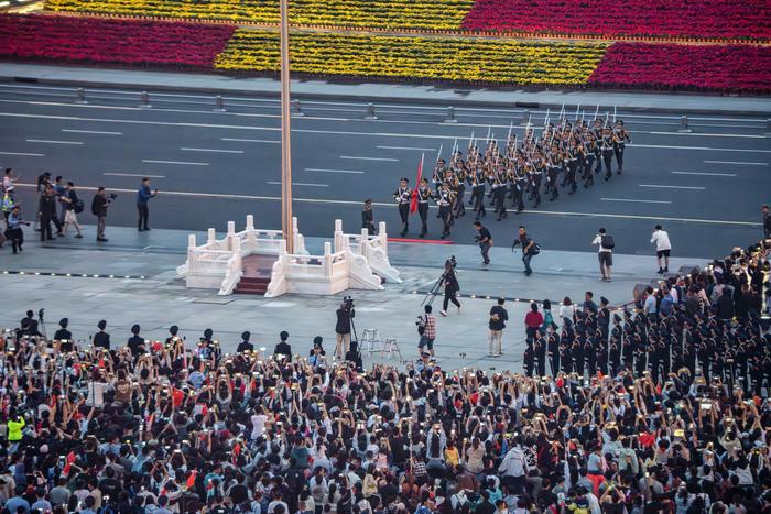 到成都街头走一走 “摄”享万千气象㉖丨天府广场升旗仪式