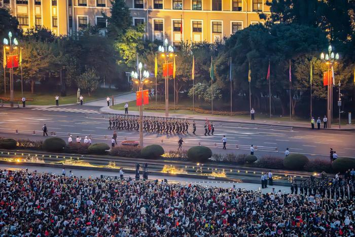 到成都街头走一走 “摄”享万千气象㉖丨天府广场升旗仪式