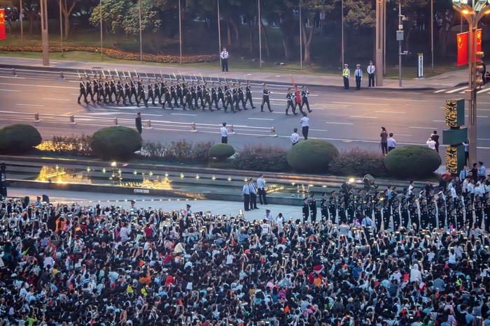 到成都街头走一走 “摄”享万千气象㉖丨天府广场升旗仪式