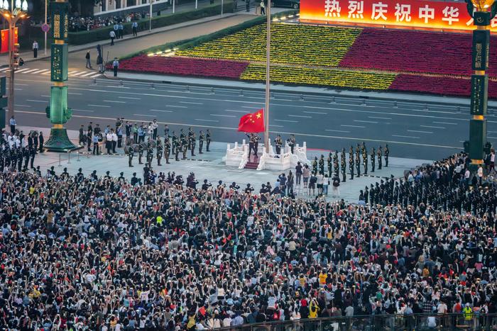 到成都街头走一走 “摄”享万千气象㉖丨天府广场升旗仪式