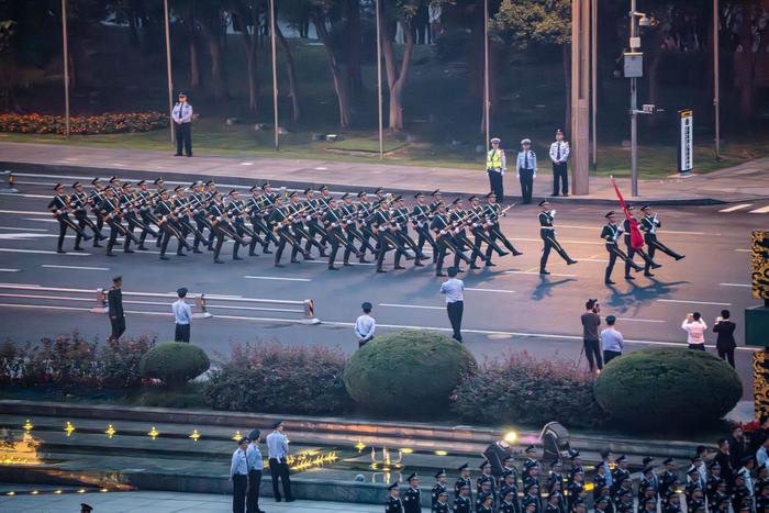 到成都街头走一走 “摄”享万千气象㉖丨天府广场升旗仪式