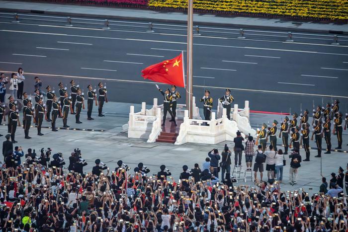 到成都街头走一走 “摄”享万千气象㉖丨天府广场升旗仪式