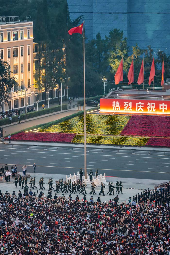 到成都街头走一走 “摄”享万千气象㉖丨天府广场升旗仪式