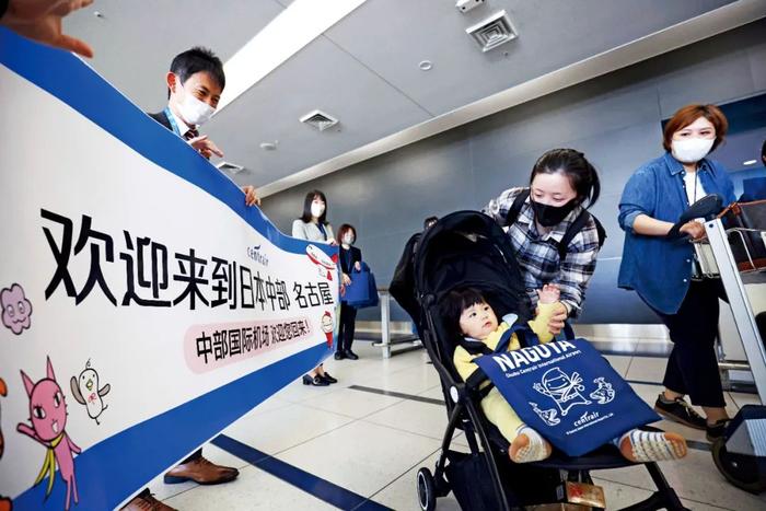 4月10日,日本名古屋,从天津出发的旅客抵达日本爱知县。图/视觉中国