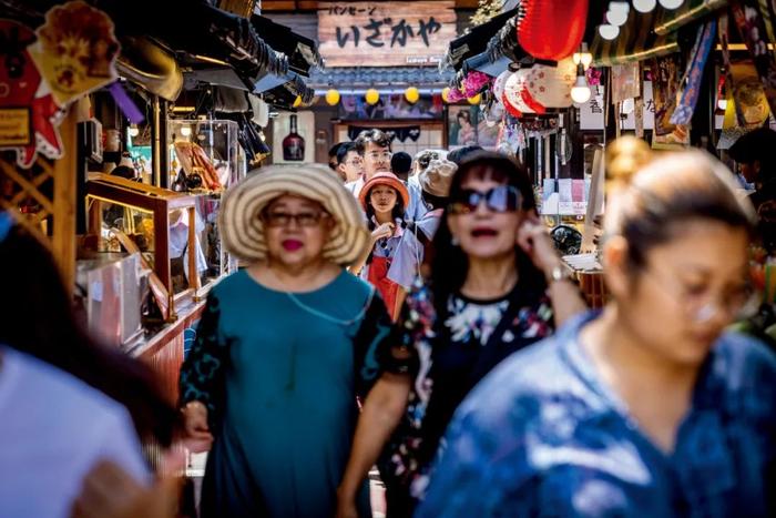 9月24日，泰国芭提雅，游客走过日本美食广场——邦盛鱼市场。图/视觉中国