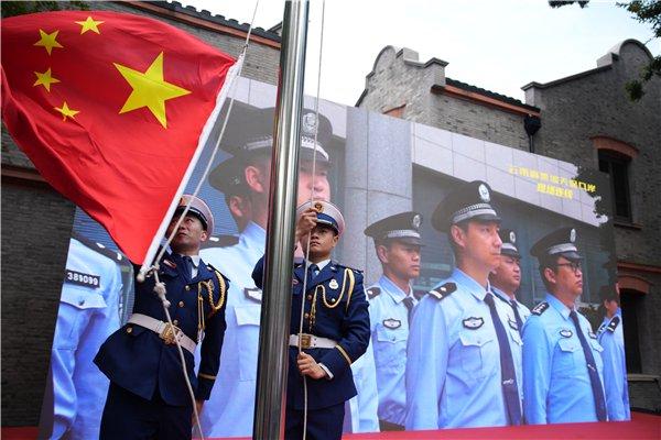 祖国万岁！中共二大会址纪念馆直播连线云南文山麻栗坡，五星红旗在两地同时升起