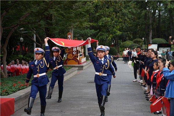 祖国万岁！中共二大会址纪念馆直播连线云南文山麻栗坡，五星红旗在两地同时升起