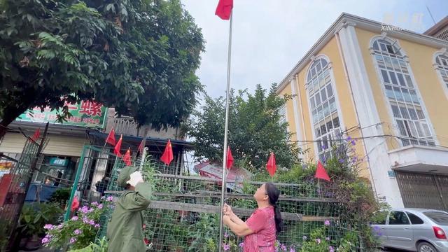 新华全媒+｜在家门口升国旗，这位八旬老党员坚持了29年