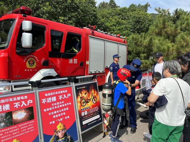 设立前置备勤点、搭台宣讲消防知识……消防员进潭柘寺、戒台寺等景区保障游园安全