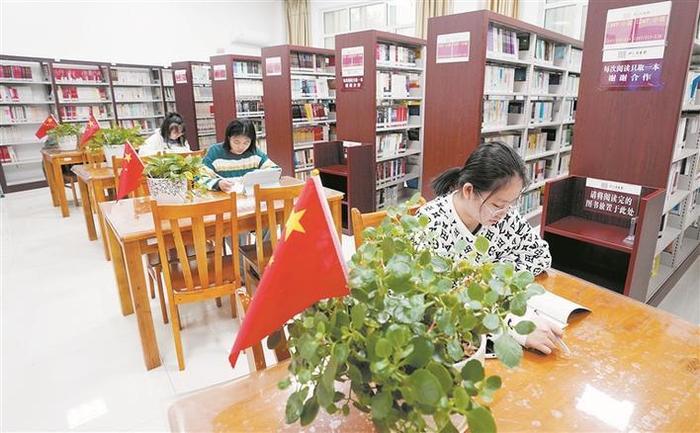 9月30日,十师北屯市市民在图书馆内阅读书籍,在喜庆祥和的氛围里度过书香假期。 兵团日报常驻记者 李正虎 通讯员 陶洁 摄