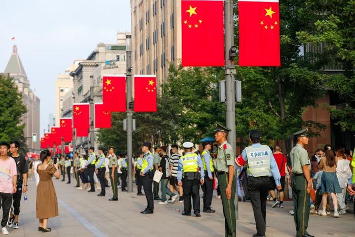 忍不住点赞！在上海南京路执勤13年，他见证“拉链式人墙”背后的故事