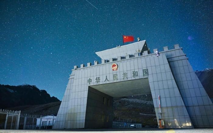 这是9月20日拍摄的星空下的红其拉甫国门。新华社记者 李响 摄