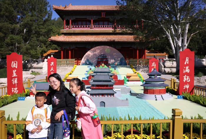 游客在南门“一站式打卡”立体中轴线全景。新京报记者 李木易 摄