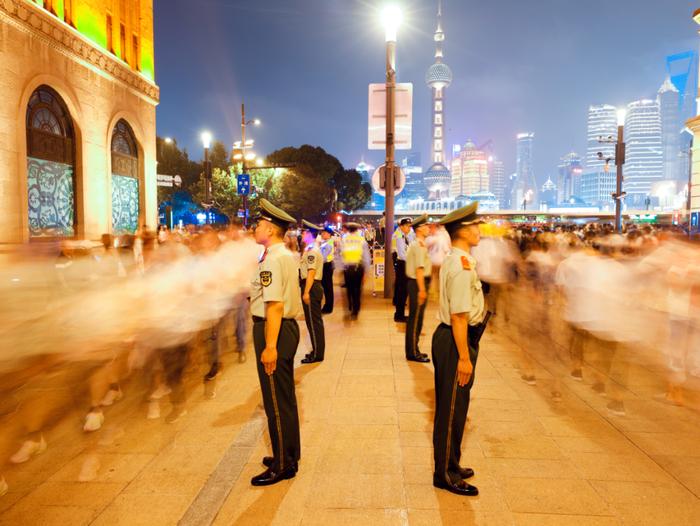 忍不住点赞！在上海南京路执勤13年，他见证“拉链式人墙”背后的故事