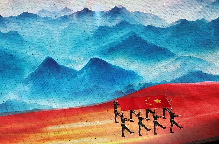2023年9月23日,第19届亚洲运动会开幕式在杭州举行。图为中华人民共和国国旗入场。