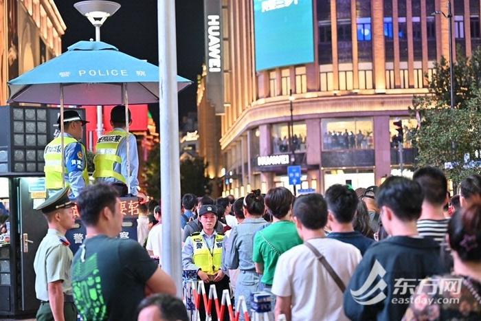 风景震撼人流量更震撼！外滩滨江区客流达61.1万  Citywalk路段如何保障安全通行？