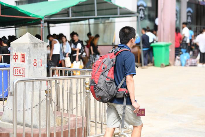 中旅客持因私护照出境进入缅甸(青林波 摄)