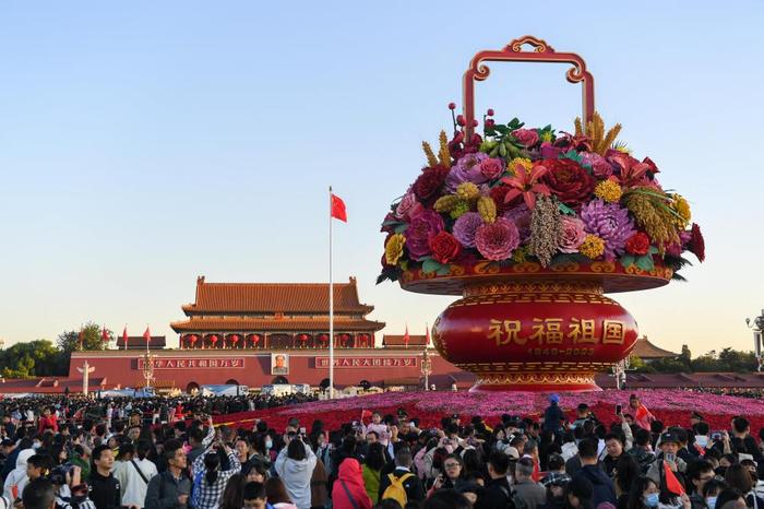 10月1日,在观看升旗仪式后,人们在北京天安门广场参观。新华社记者 鞠焕宗 摄