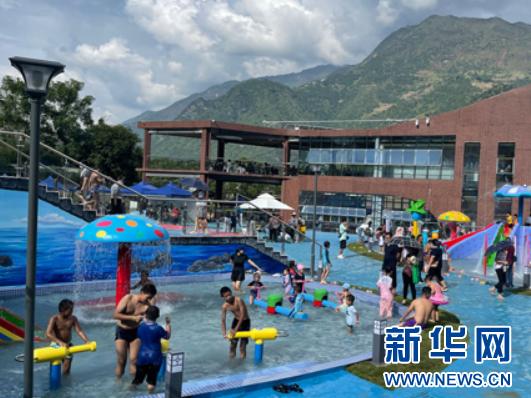游客在傈僳音乐小镇游玩(资料图)。新华网发(泸水市融媒体中心供图)