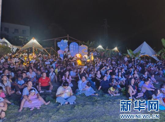 游客在观看表演(资料图)。新华网发(泸水市融媒体中心供图)