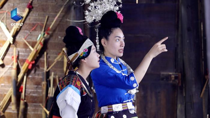 张美玲和伊娜身着苗族银饰参观非遗体验馆