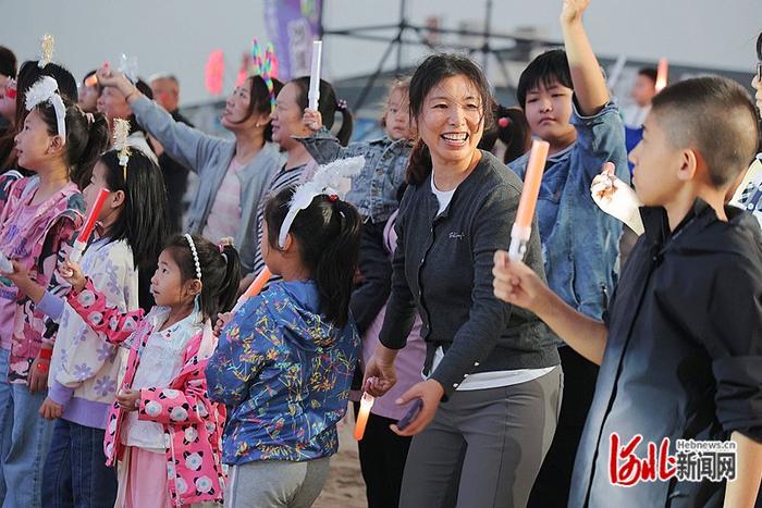 走市场 看消费丨“小众”海滩新场景为假日“增鲜”  乐亭沙滩海鲜节吸引众多游客打卡