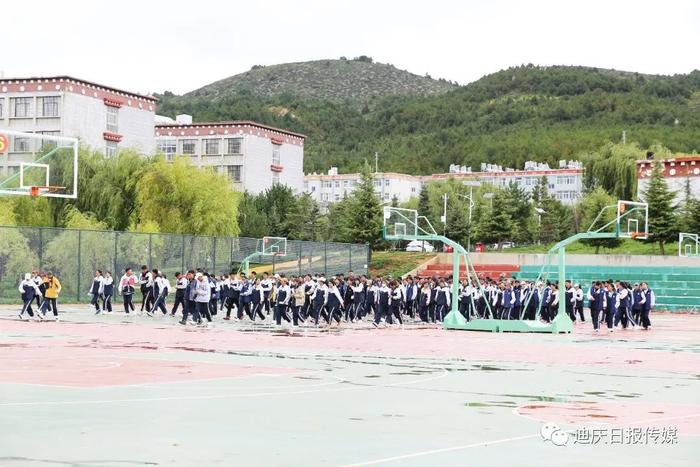 【建设社会主义现代化新迪庆一日一播报】让农牧民家庭学生享受更有温度的教育——州藏文中学集中办学记