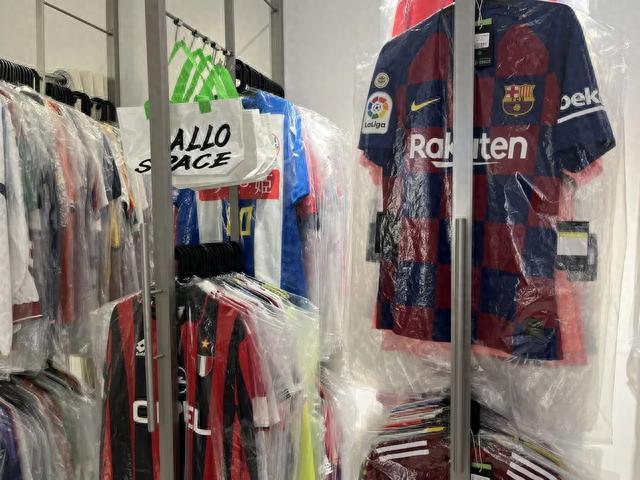 上海的足球迷有福啦！静安这家新店藏着近500件复古球衣