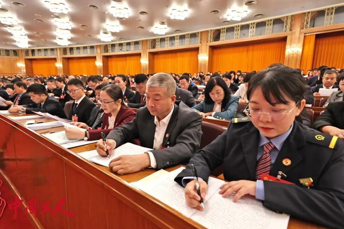 夜影像| 速存！工会十八大开幕式现场多图来袭，快来寻找中国工人镜头里的代表身影