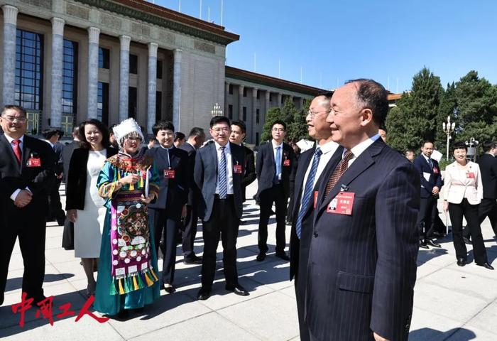 夜影像| 速存！工会十八大开幕式现场多图来袭，快来寻找中国工人镜头里的代表身影