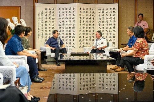 驻日本大使吴江浩会见冲绳知事玉城丹尼