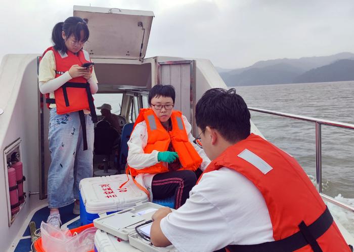 读图 | 江西省吉安生态环境监测中心开展水质例行监测工作