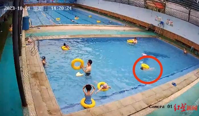 男童在游泳馆溺亡，数分钟无人发现异常并施救！律师解读：周围人是否有救助义务？