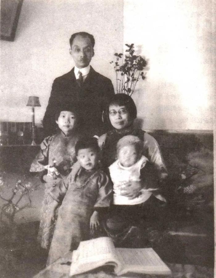 任鸿隽、陈衡哲与其子女合影，1929 体育赛事买球摄于北京寓所。图/《任鸿隽、陈衡哲家书》