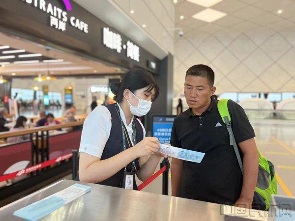 郑州机场推出新举措 南航延误旅客凭券可在航站楼内餐饮店使用