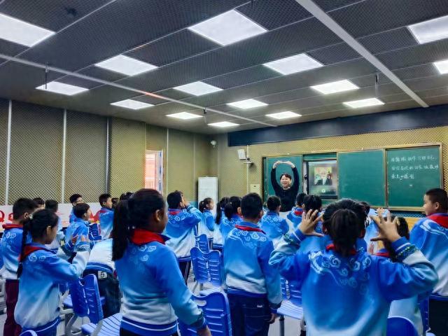 枣庄市庆祝建队节暨流动少年宫15周年和科普大篷车特别活动走进邹坞镇中心小学