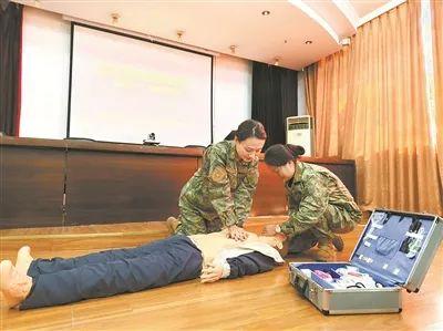 “我有救人经验，让我来”——四川省军区成都第三离职干部休养所文职人员刘婉救助晕倒群众