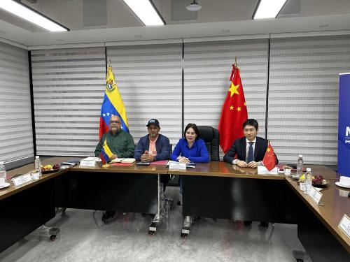 驻委内瑞拉大使蓝虎拜会委部长理事会副主席兼科技部长希门尼斯和拉瓜伊拉州州长特兰