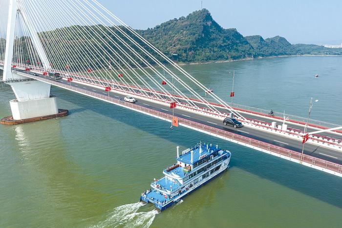 我国首艘氢燃料电池动力示范船“三峡氢舟1”号在长江三峡起始点湖北宜昌首航