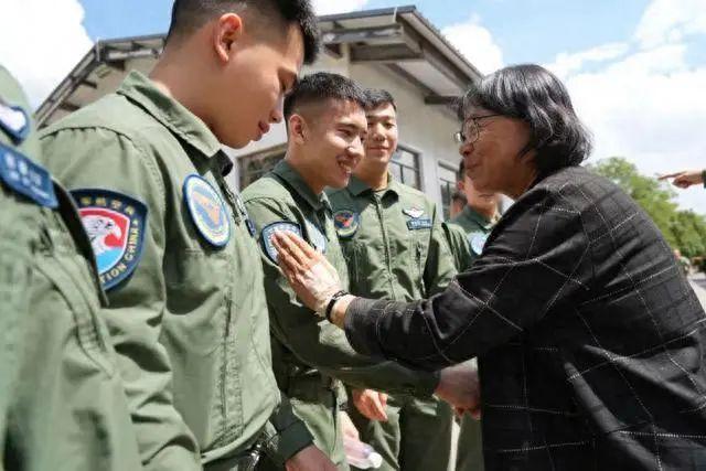 “七一勋章”获得者张桂梅携师生走进南部战区空军某旅——感受军营发展成就 深情寄语青年官兵