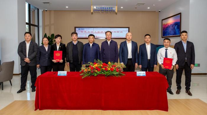兴业银行哈尔滨分行与黑龙江省铁路集团签署“红色合伙人”合作协议