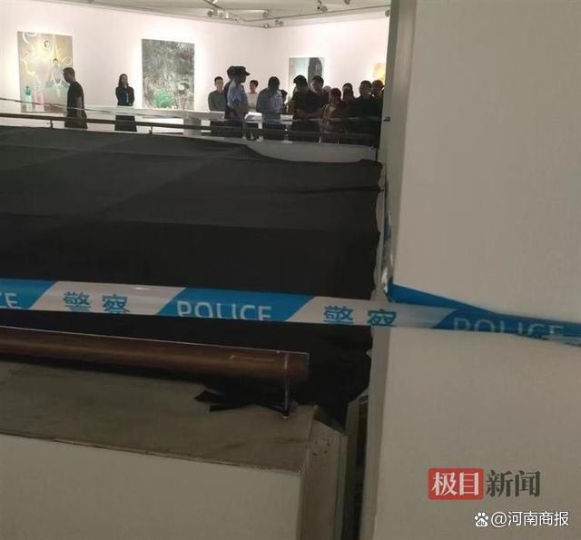 广东一高校教师在美术馆看展时不幸坠亡，家属：护栏仅87厘米高