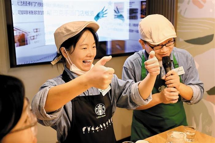 深圳首家星巴克手语店开业 在“安静”咖啡店聆听澎湃“爱的诉说”